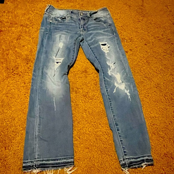 Size 4 long American eagle Jeans 👖 with holes! - Picture 1 of 5